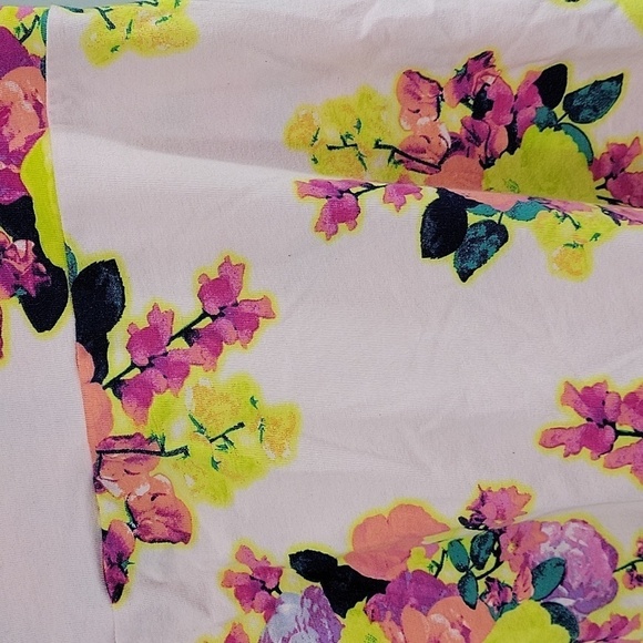 PINK Victoria’s Secret Pink Floral Mini Skirt Size M - Picture 9 of 10